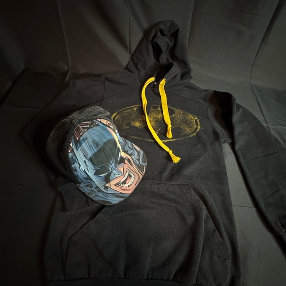 Six Flags Black Batman sweater - Picture 4 of 4